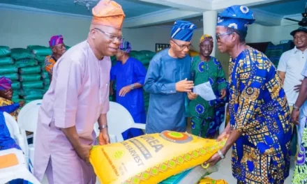 AGRICULTURE: Akintunde, Oyo Central Senator, Distributes Fertilizers to Farmers, Constituents Across 118 Wards